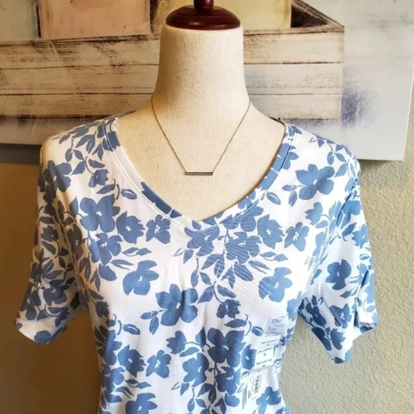 CROFT & BARROW | Essential V-Neck T-Shirt in White & Blue Floral sz 1X - Picture 2 of 8